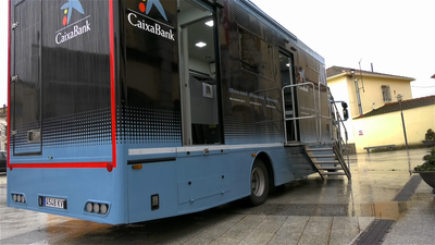 Un autobús cajero llega a Canencia, localidad de solo 447 habitantes