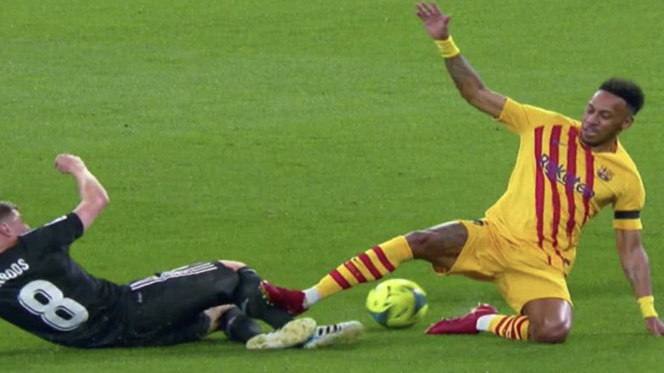 Kroos desvela que fue sustituido en el clásico por la brutal entrada de Aubameyang