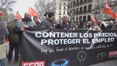 Sindicatos y asociaciones ciudadanas piden en las calles de Madrid  "frenar la escalada desbocada de precios"