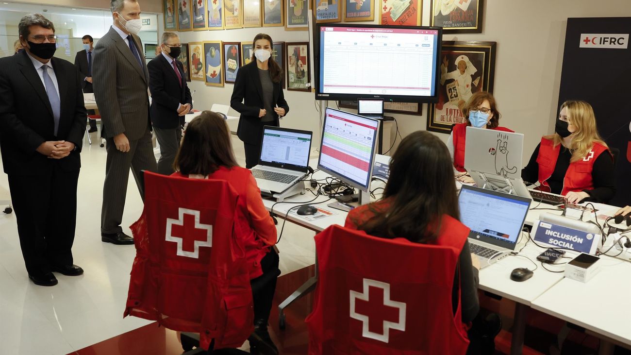 Los Reyes visitan la Célula de 'Crisis Ucrania' de Cruz Roja Española