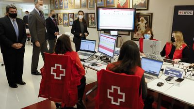 Los Reyes visitan la Célula de 'Crisis Ucrania' de Cruz Roja Española