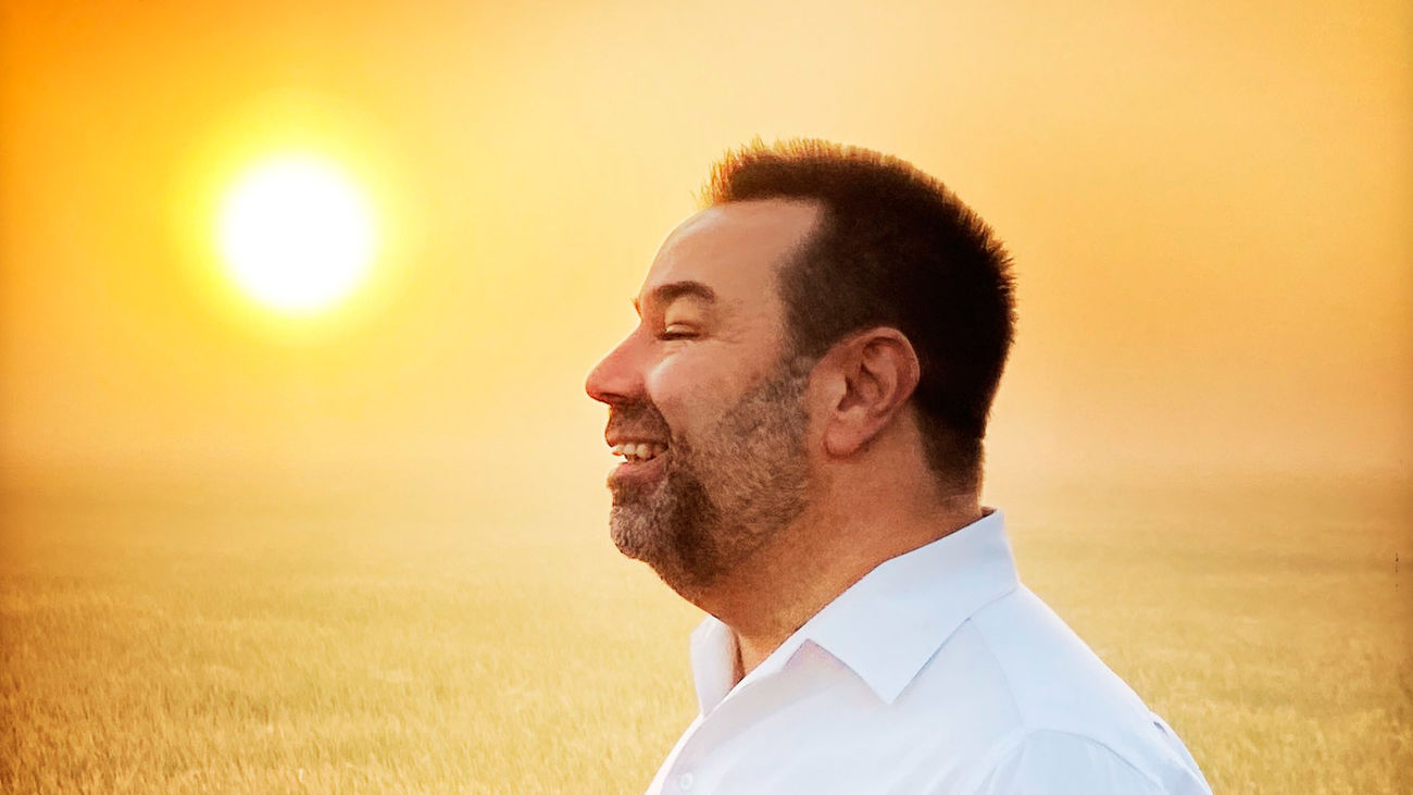 Rafael Almarcha reivindica lo cotidiano en ‘Ha nacido un nuevo sol’, su segundo trabajo sin la "familia" de 'Siempre así'