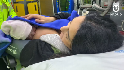 Una mujer da a luz a su hija Zaira en plena calle de Hortaleza