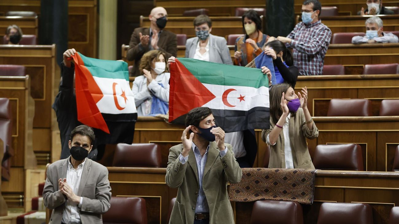 Diputados de Unidas Podemos sacan en el Congreso banderas de apoyo al pueblo saharaui