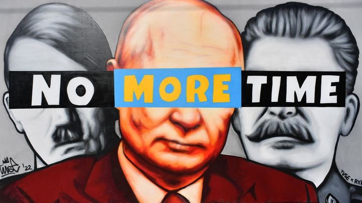 Murales sobre el conflicto entre Ucrania y Rusia en una pared de Gdansk / EFE