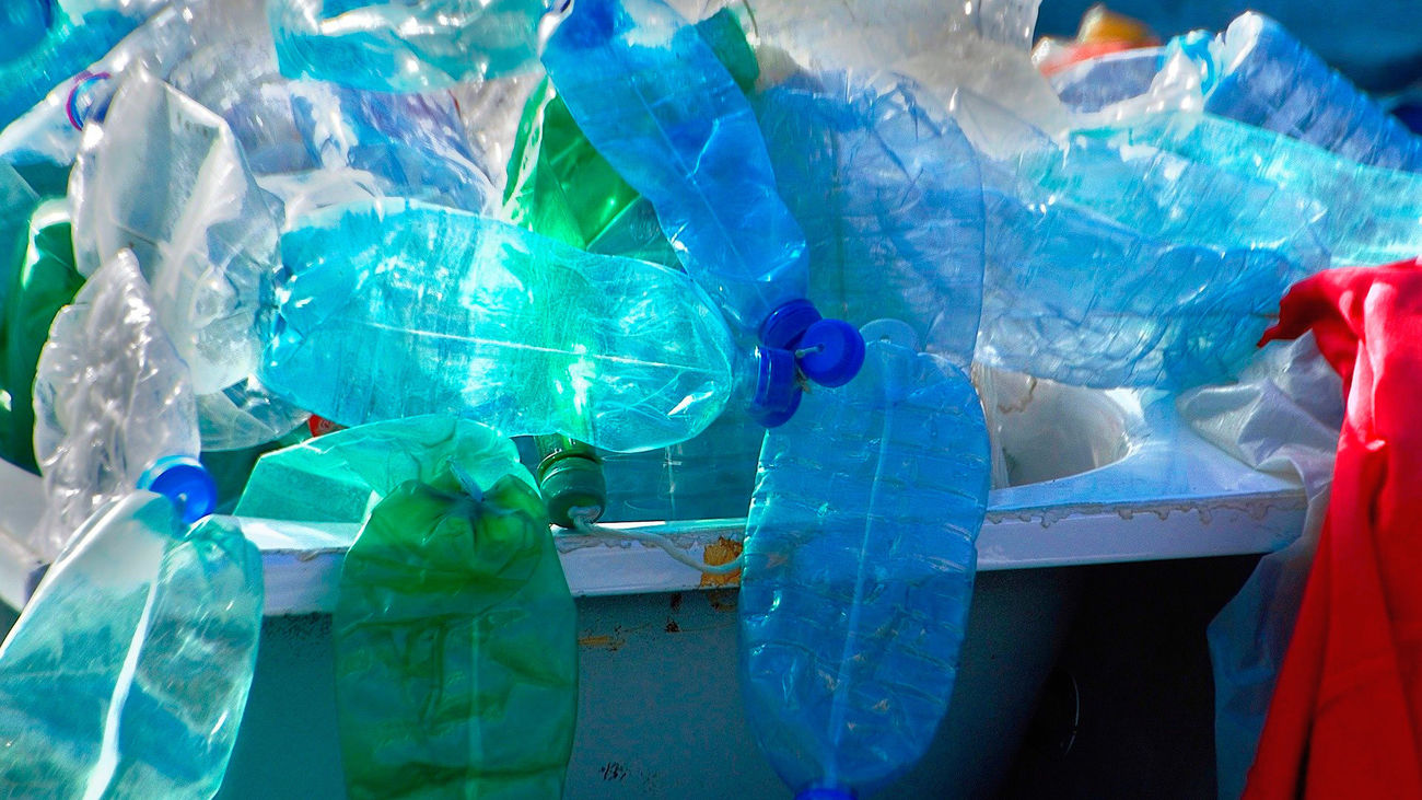 Botellas de plástico en un contenedor