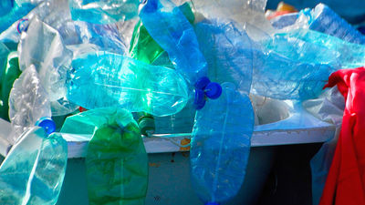 Las claves de la nueva ley de residuos: adiós al plástico de un solo uso, envases retornables y "derecho a reparar"