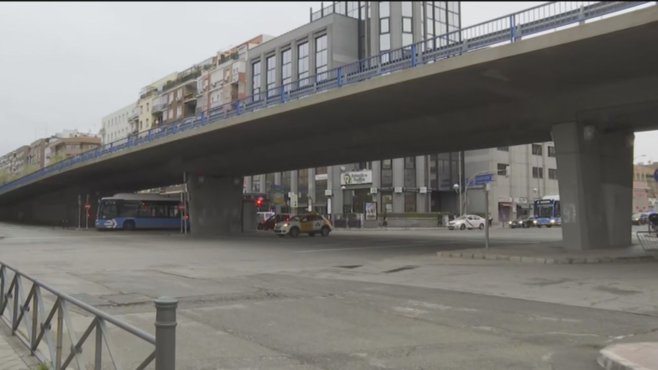 Cortado el tráfico del puente Pedro Bosch entre Valderribas y Ciudad de Barcelona para desmontarlo
