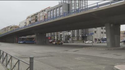 Cortado el tráfico del puente Pedro Bosch entre Valderribas y Ciudad de Barcelona para desmontarlo