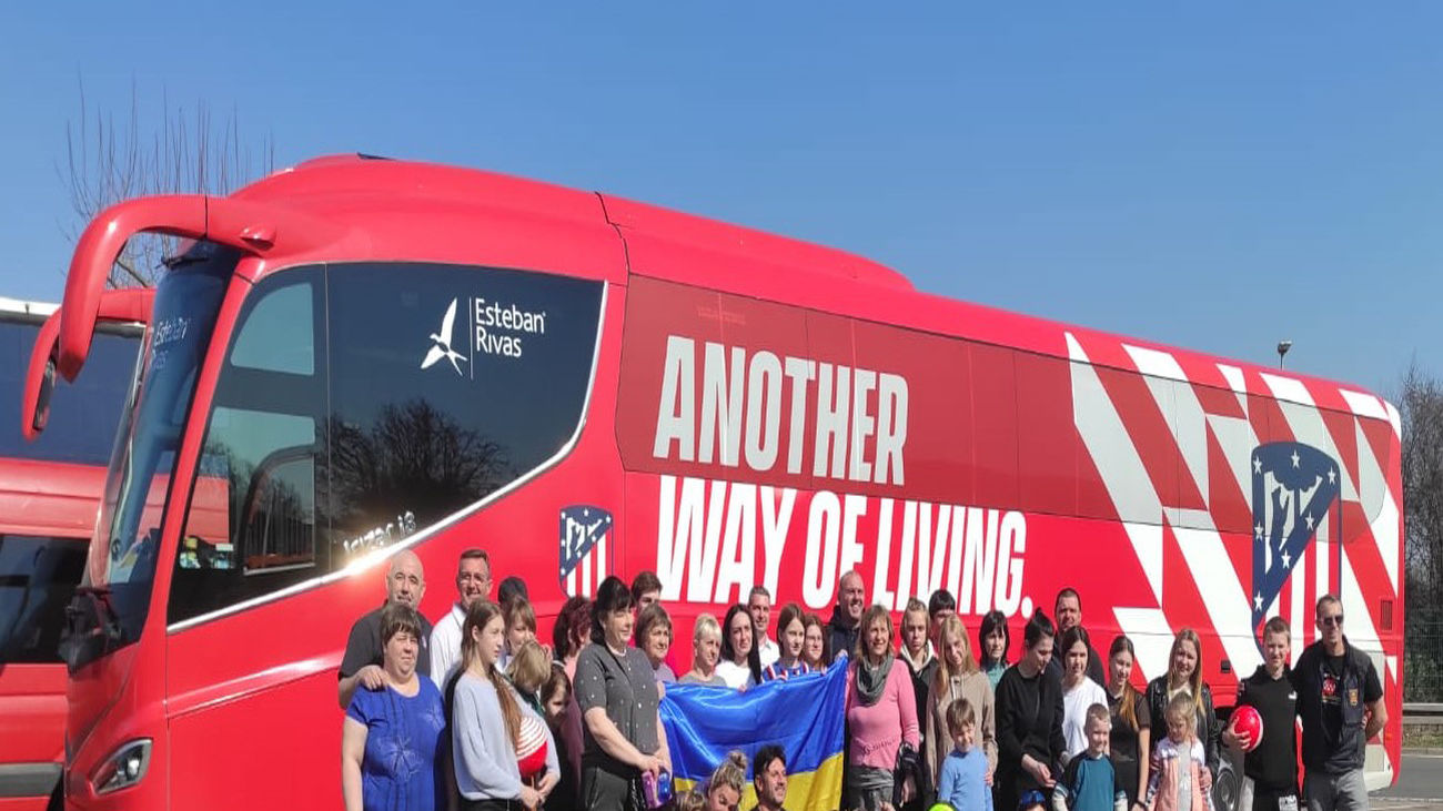 El autobús del Atlético de Madrid vuelve de Varsovia con 36 refugiados