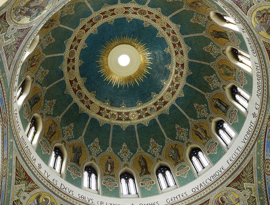 Interior de la cúpula de la Parroquia  de San Manuel y San Benito / WIKIPEDIA | HAKAN SVENSSON