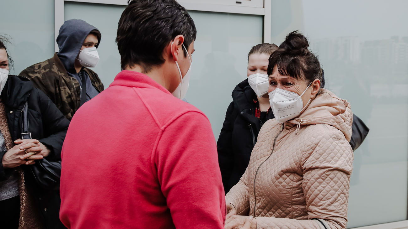 Una mujer refugiada ucraniana es atendida a su llegada al Hospital Isabel Zendal