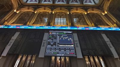 La bolsa baja el 0,28% y roza los 8.300 puntos por la caída de la banca