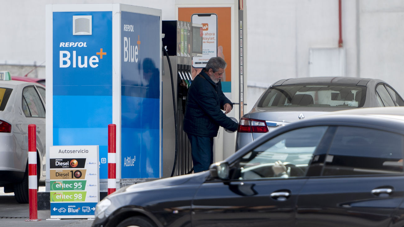 Un hombre reposta combustible en una gasolinera