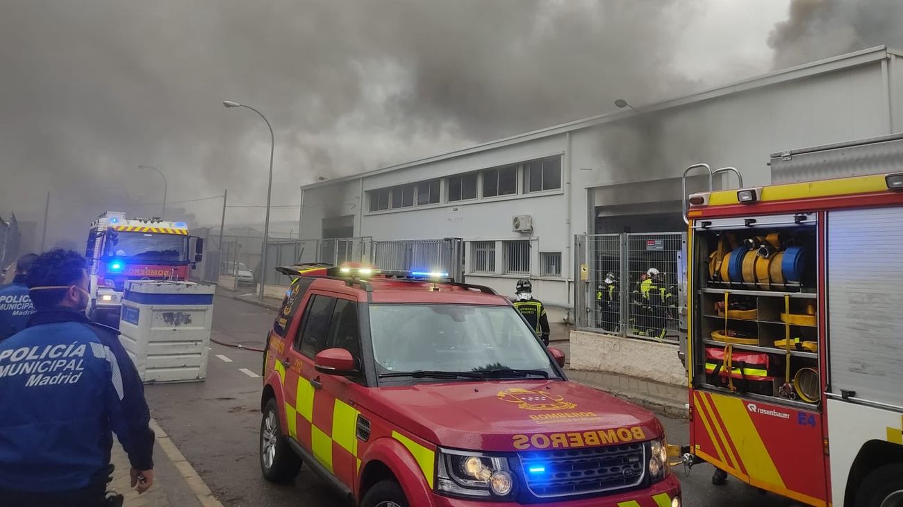 Bomberos extinguen un incendio en una nave industrial de Barajas