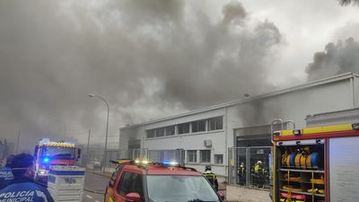 Bomberos extinguen un incendio en una nave industrial de Barajas
