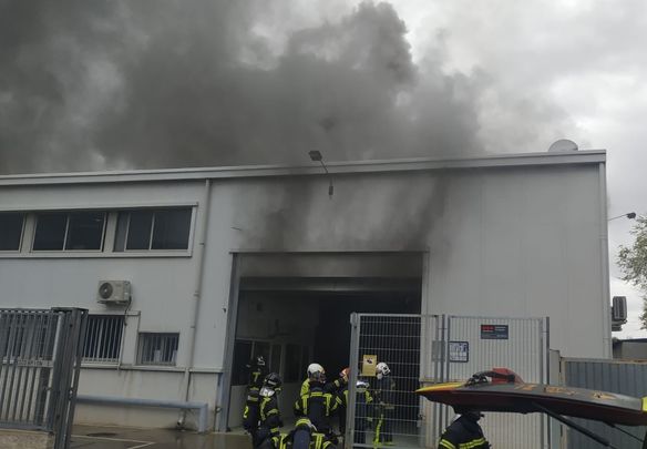 Incendio de la nave de Barajas / EMERGENCIAS MADRID