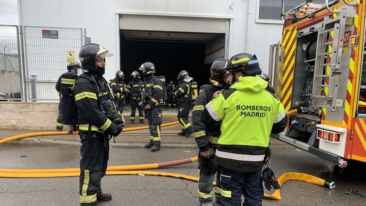 Bomberos en el exterior de la nave incendiada de Barajas / EMERGENCIAS MADRID