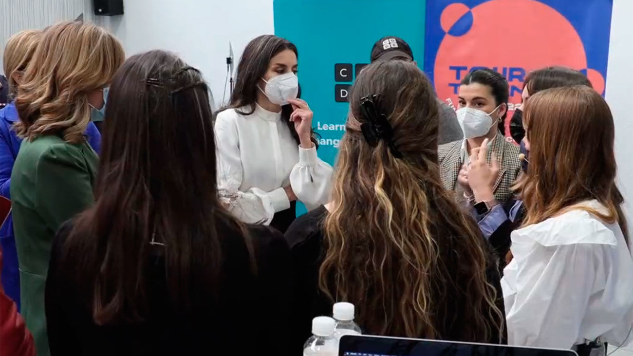 La reina Letizia conoce algunas de las propuestas más originales del Tour del Talento