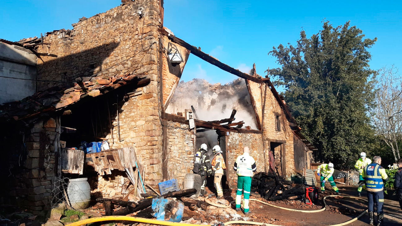 Tres hermanos octogenarios mueren en el incendio de su caserío en Álava