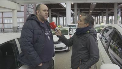 El día a día del taxi en Madrid con enfrentamientos por coger clientes: "Si circulas, es una ruina total"