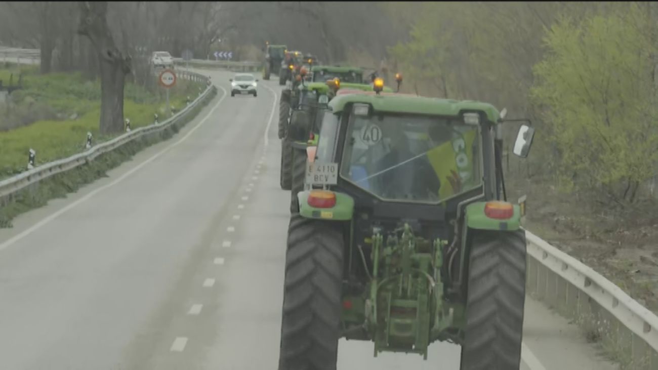 Marcha lenta de tractores por la M-404 por la "brutal subida" de los costes agrarios