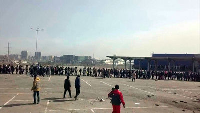 Colas kilométricas en la arrasada Mariúpol en busca de comida