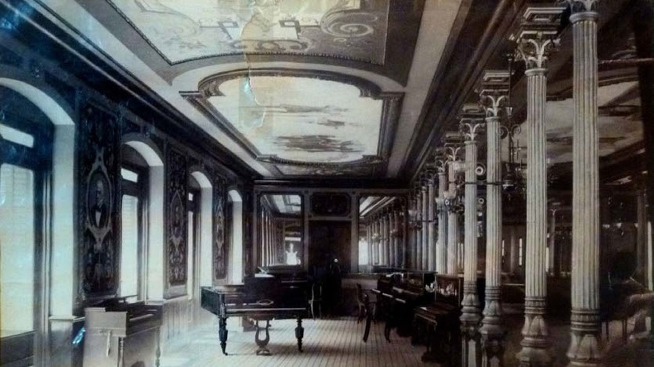Una de las salas de Pianos Montano en una foto histórica
