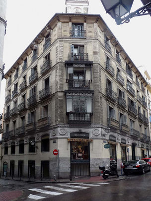 Edificio de Pianos Montano / MCYP