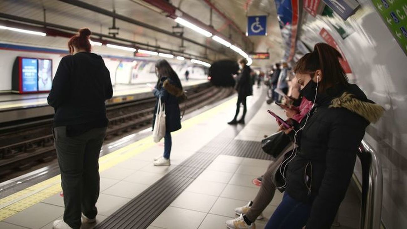 Usuarios de Metro esperan en un andén