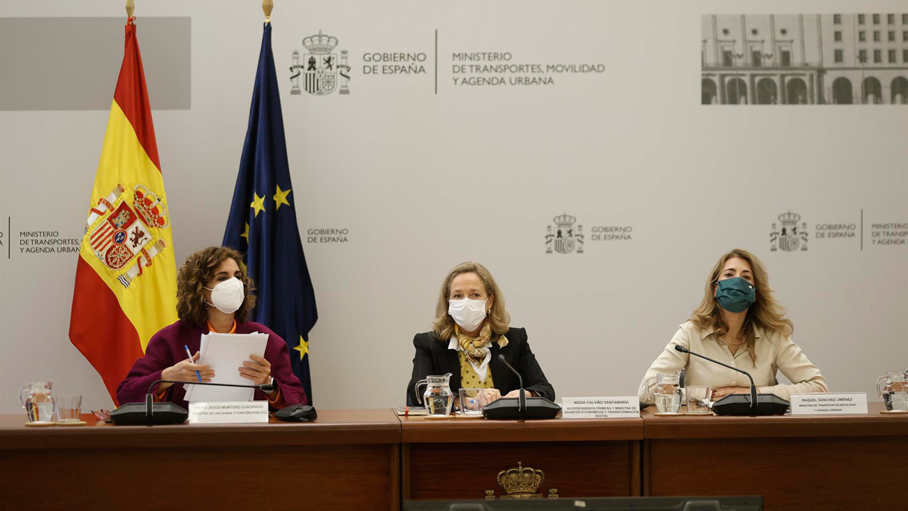 Gobierno y parte de los transportistas cierran un pacto de madrugada con rebaja en carburante