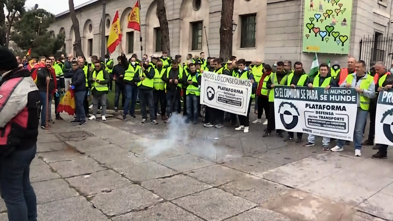Continúa el paro de transportistas tras la reunión con la ministra