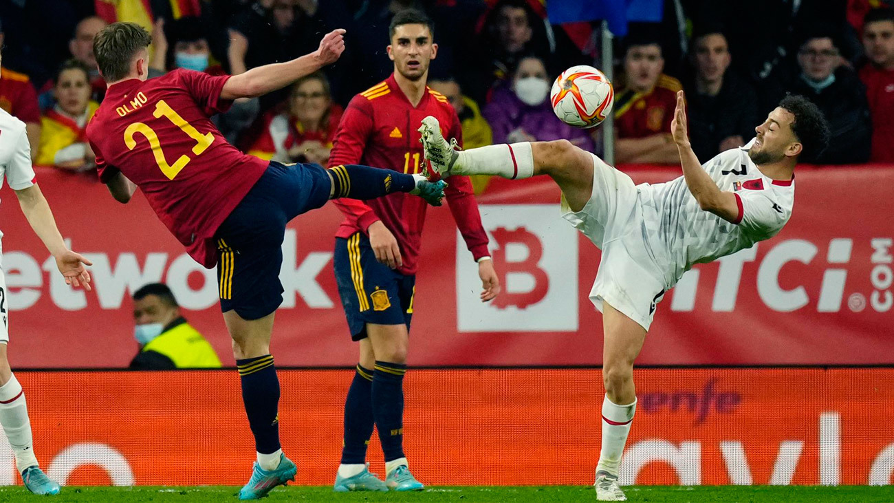 El delantero de la selección española Dani Olmo (i), y el centrocampista de Albania Keidi Bare, durante el partido amistoso que España y Albania disputan en el RCDE Stadium en Barcelona