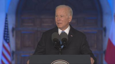 Biden dice que Putin no debe seguir en el poder en duro discurso en Polonia