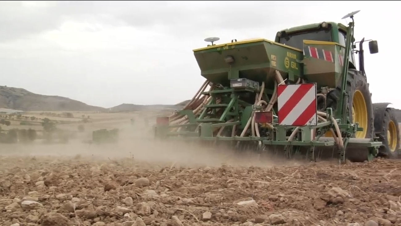 Agricultores y ganaderos, fuera del acuerdo de transportistas, ven inasumible trabajar el campo