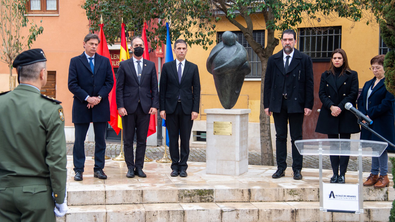 Una estatua homenajea en Alcalá de Henares a los fallecidos por el covid