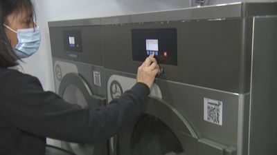 El auge de las lavanderías en Madrid por los 'obscenos' precios de la luz