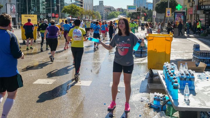 Avituallamiento del Maratón de Madrid / @RNRmadmaraton