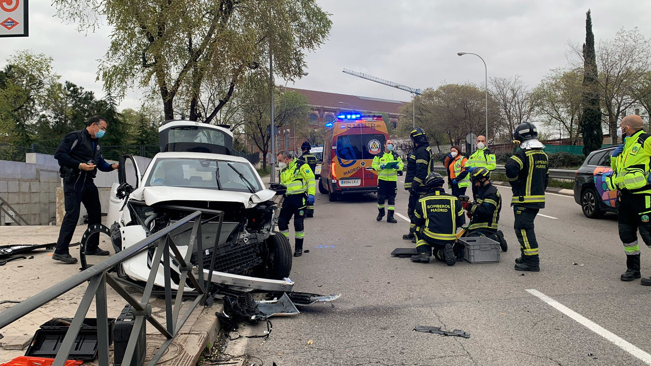 Un joven estampa su coche contra las vallas que separan la estación de Cercanías de Méndez Álvaro