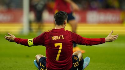 La primera capitanía de Morata: "Pondré la foto en casa"