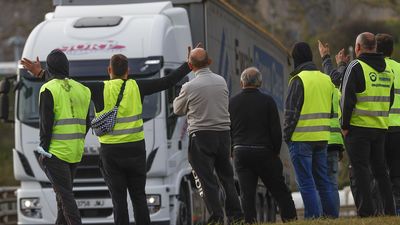 Los transportistas suspenden "temporalmente" el paro después de 20 días