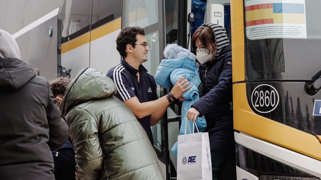 Un bus especial para los ucranianos entre el Centro de Refugiados de Pozuelo y el Zendal