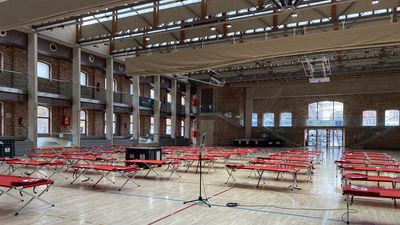 Todo listo en el polideportivo Daoiz y Velarde para acoger a refugiados ucranianos