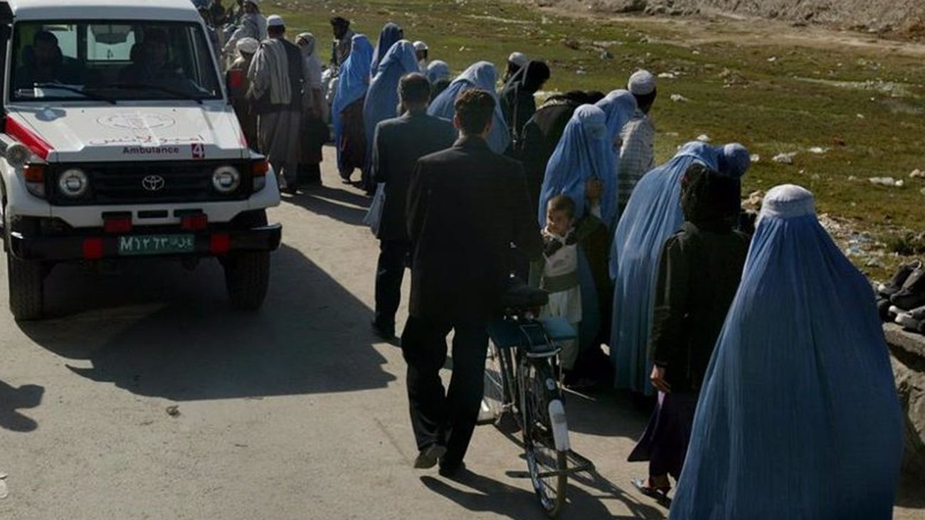 Una fila de mujeres con burka en una carretera de Afganistán