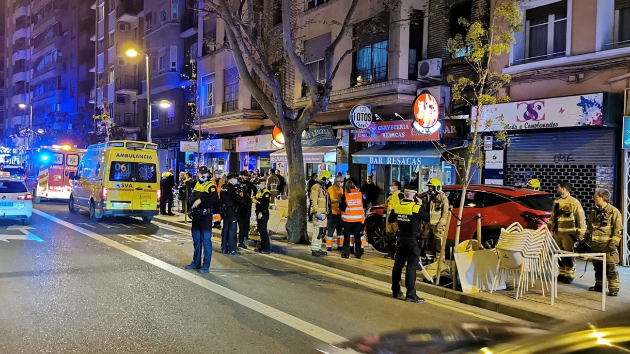 Cuatro personas heridas, una de ellas grave, tras invadir un coche una terraza de bar en Zaragoza
