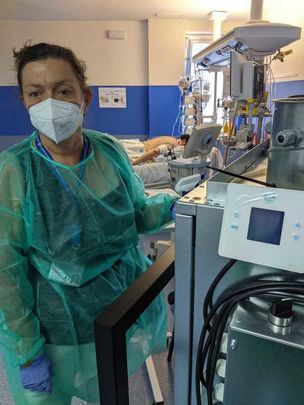 La doctora Canela junto al prototipo en el Hospital 12 de Octubre / CIEMAT