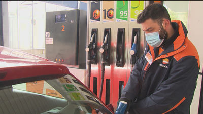 Las pequeñas y medianas gasolineras aseguran que no pueden adelantar los descuentos anunciados por Sánchez