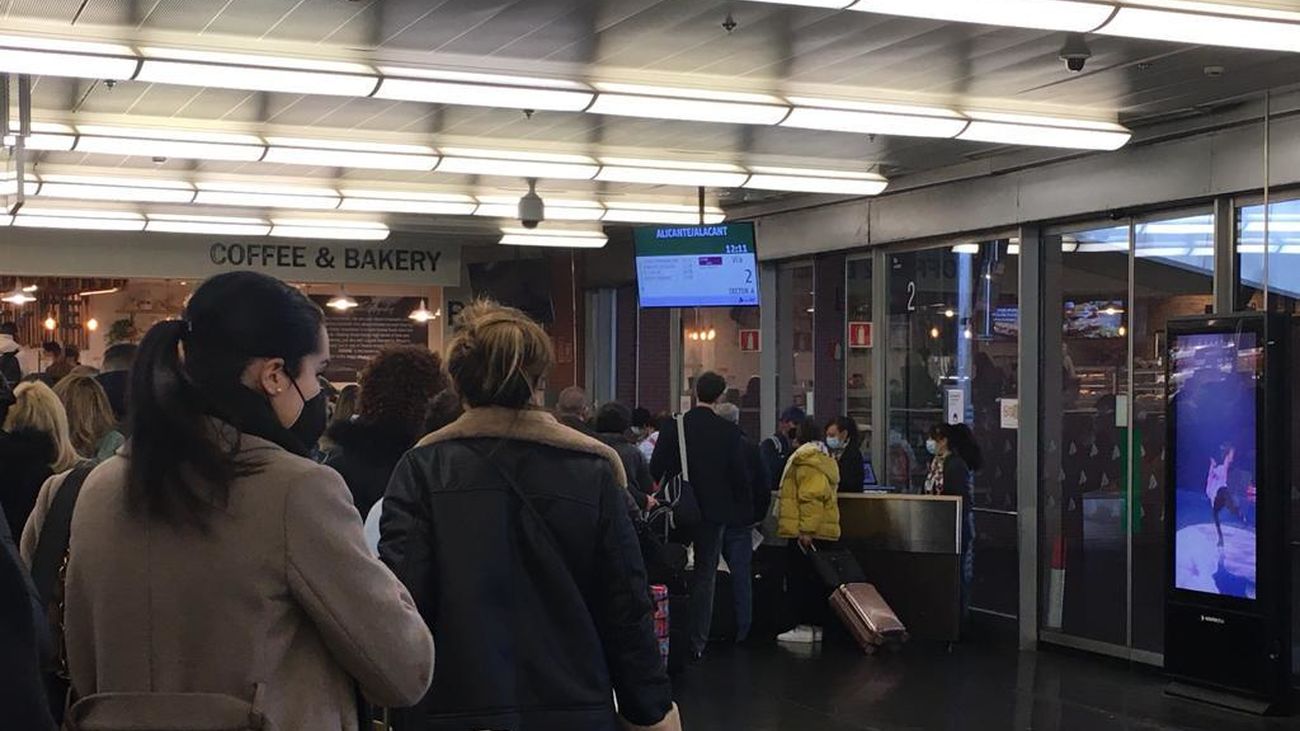 Personas esperando embarcar en un Ave destino Alicante en la estación de Atocha