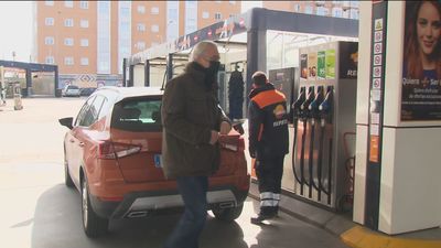 Las gasolineras suben los precios y los conductores evitan repostar hasta que se aplique el descuento el lunes 4 de abril