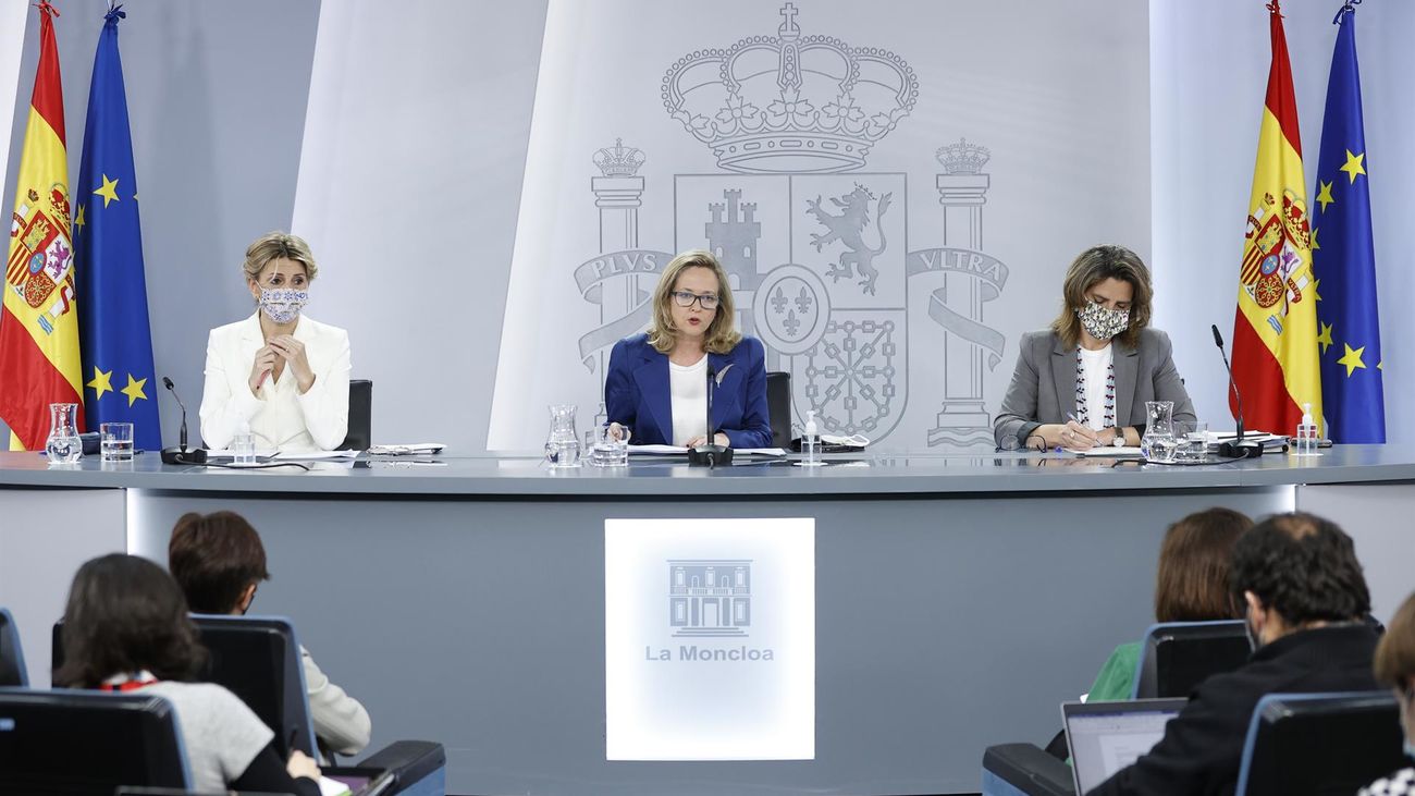 El Gobierno "se debate" sobre el impuesto a las eléctricas para financiar sus medidas sociales